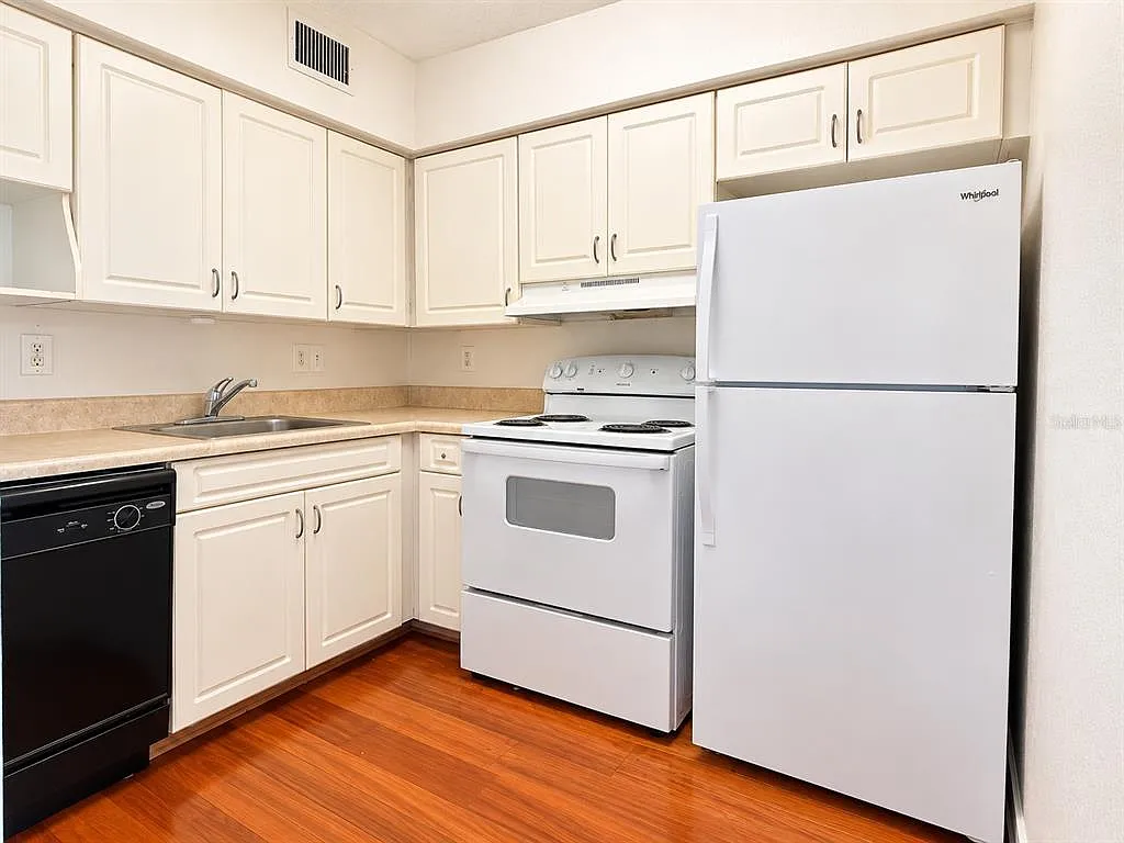 3 bed, 2.0 bath, 700 sqft, $1,400 — Photo 3