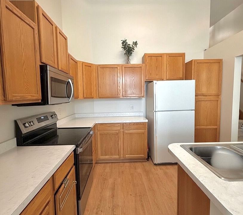 1st image of 15623 Finch Ave