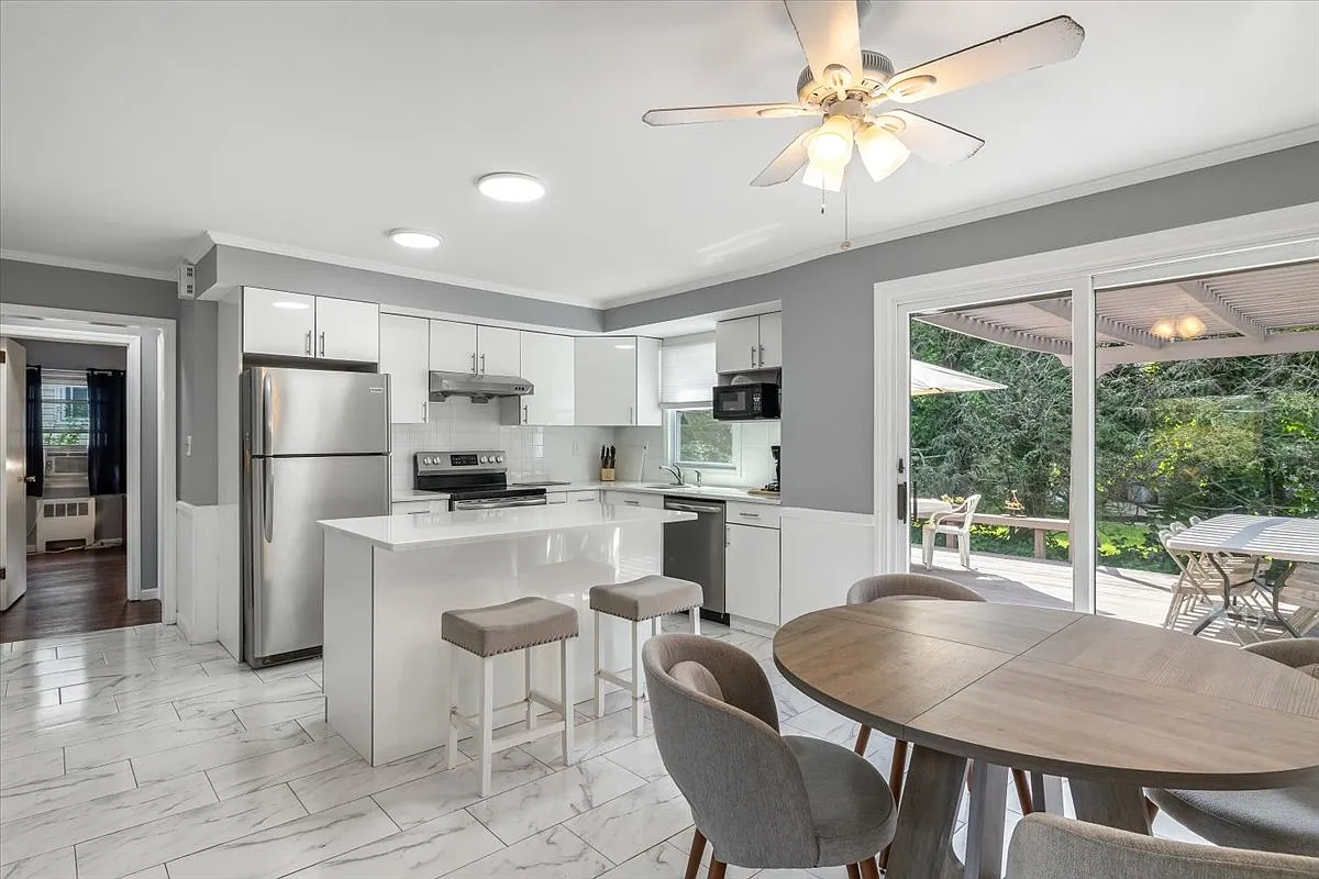 4 bed, 2.5 bath, 2295 sqft, $5,490 — Photo 1