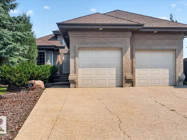 928 Thompson Pl NW, Edmonton, AB T6R 3K4