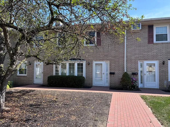 9 Meadowlawn Dr Unit 5, Mentor, OH 44060