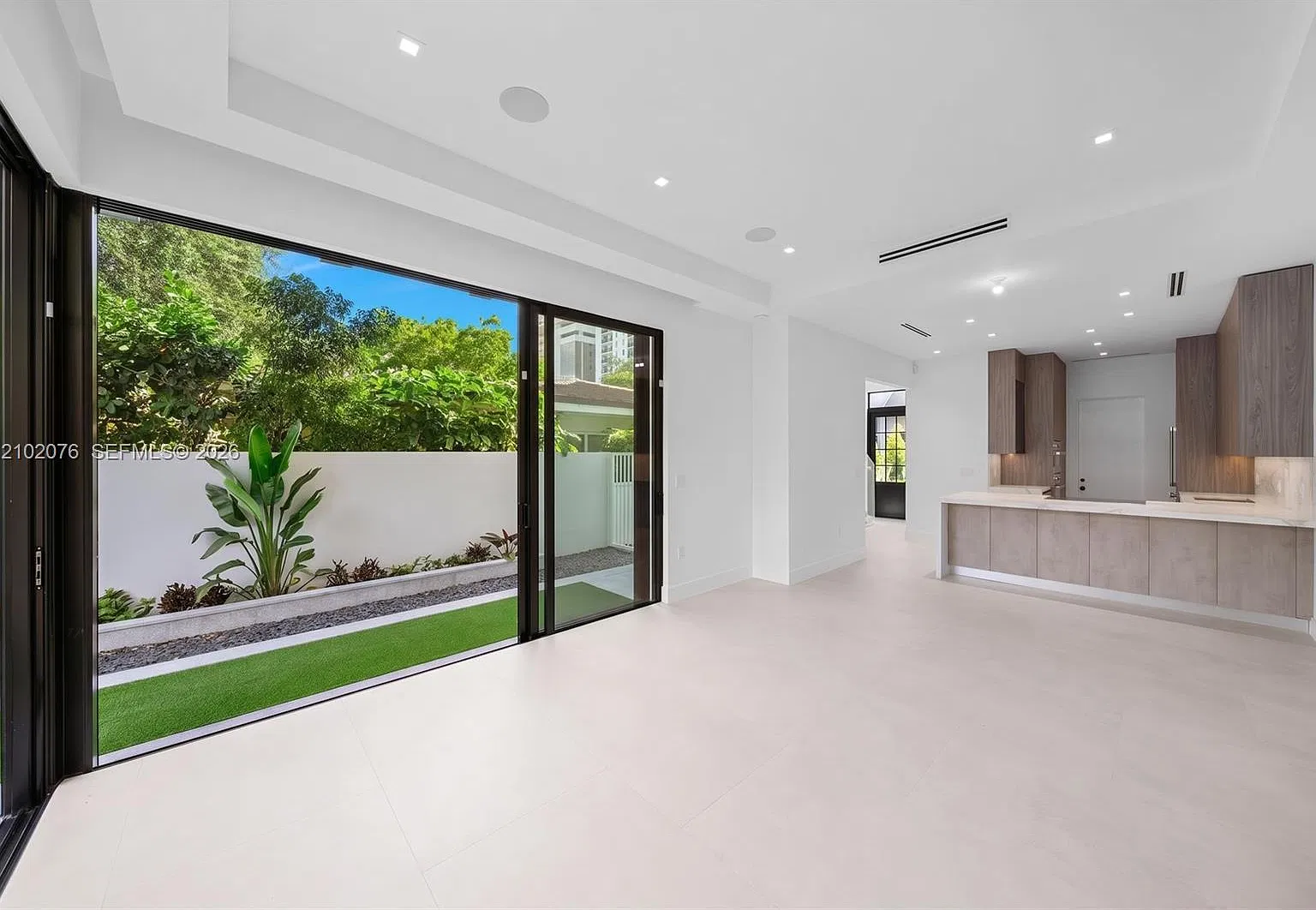 3 bed, 2.5 bath, $10,000 — Photo 4
