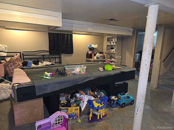 5th image of 802 Marquette St