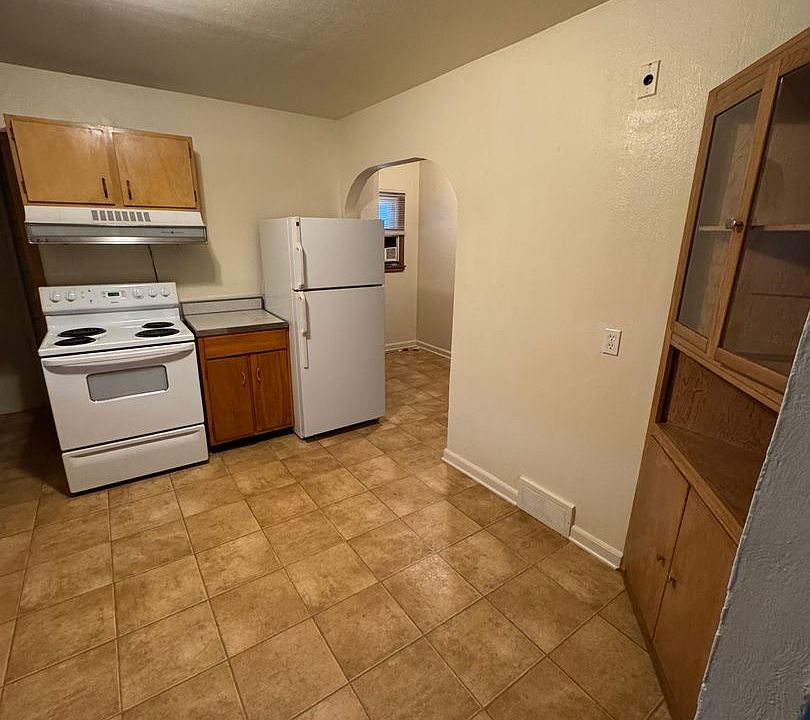 1st image of 122-124 S Maple St #Sm1225