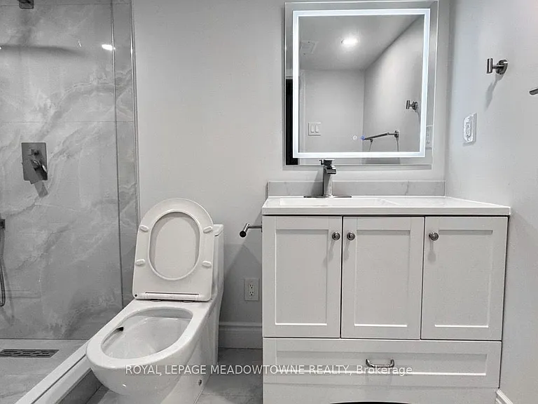 739 Consort Cres — Photo 5