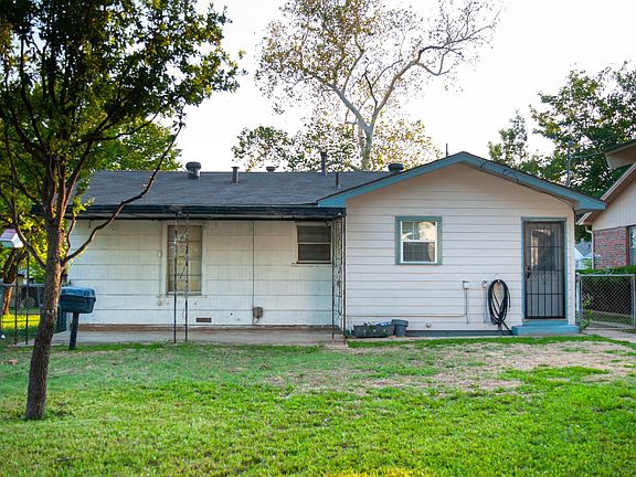 4th image of 2604 NW 23rd St
