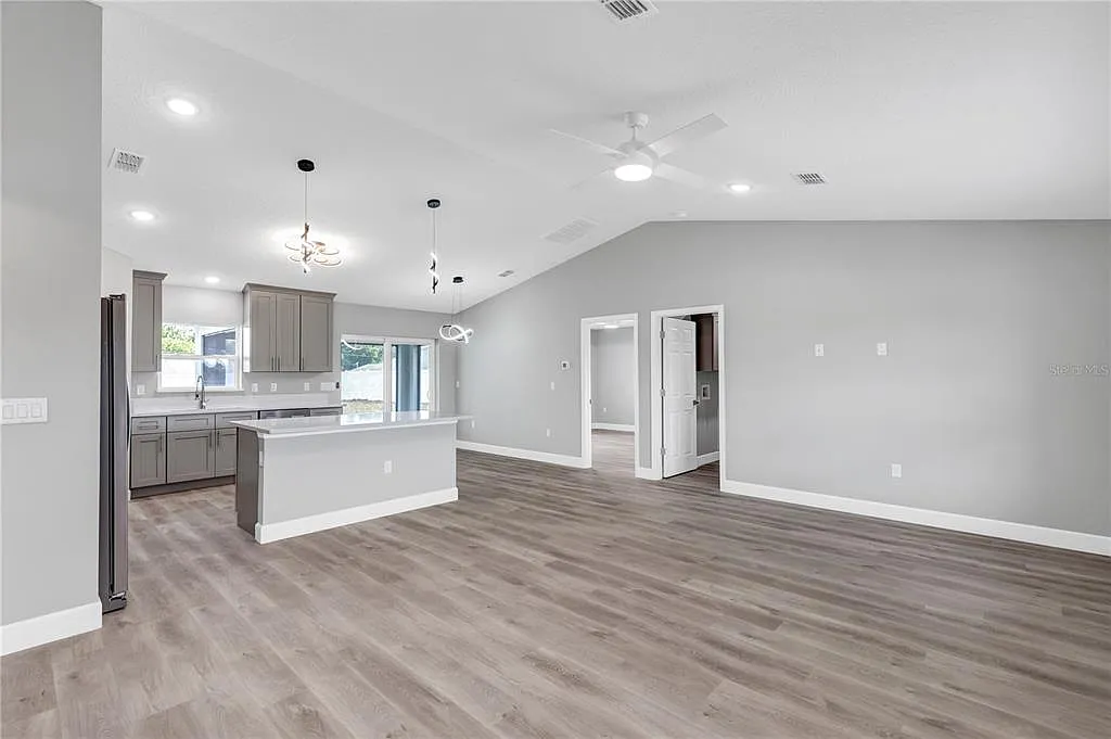 3 bed, 2.0 bath, 1439 sqft, $2,100 — Photo 4