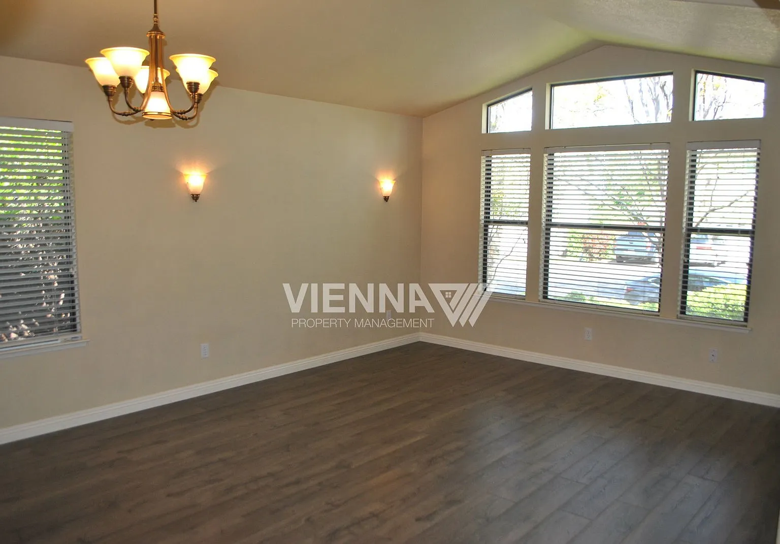 4 bed, 2.5 bath, 2470 sqft, $3,195 — Photo 3