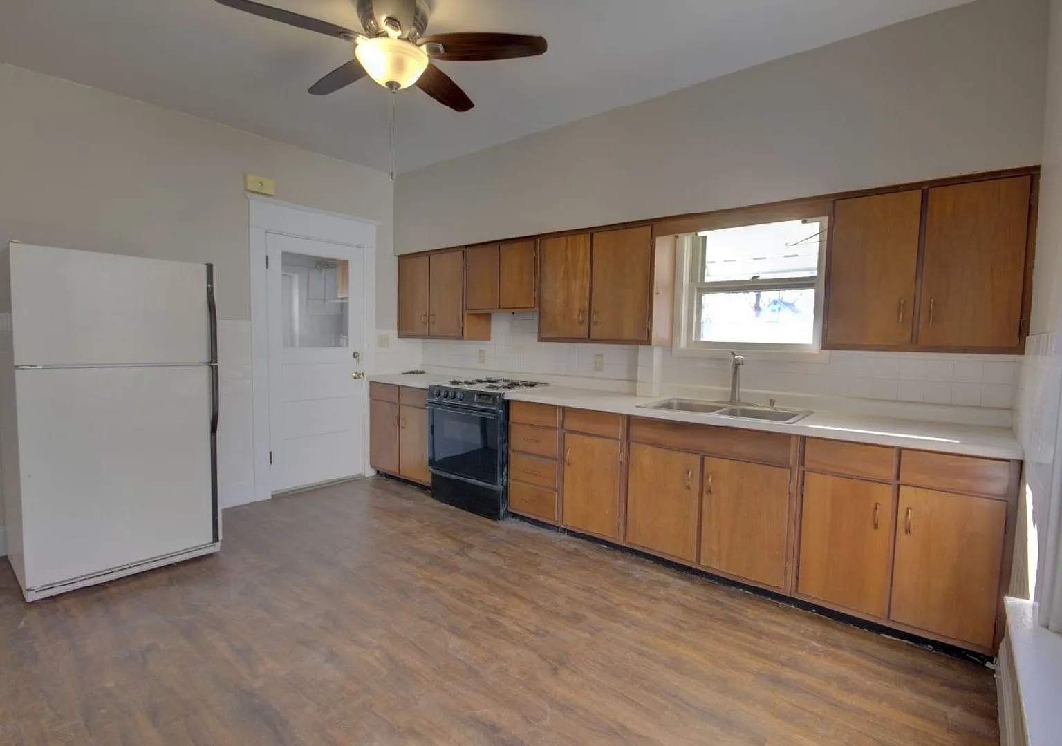 3 bedroom home — Photo 2