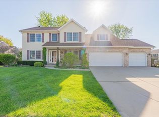 1 Burgundy Ct, Bloomington, IL