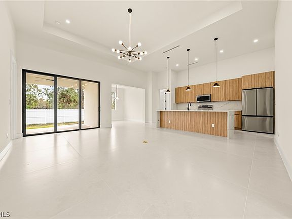 3rd image of 860 Nimitz Blvd
