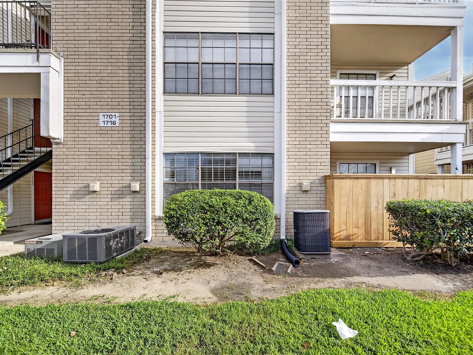 2 bed, 2.0 bath, 952 sqft, $1,350 — Photo 3