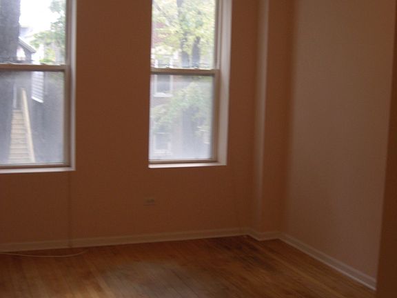 3rd image of 826 N Hermitage Ave APT 1