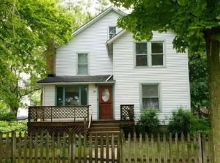 200 S 3rd St, Capron, IL 61012