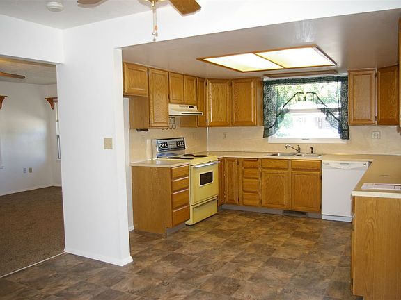 4th image of 810 Lynn Dr