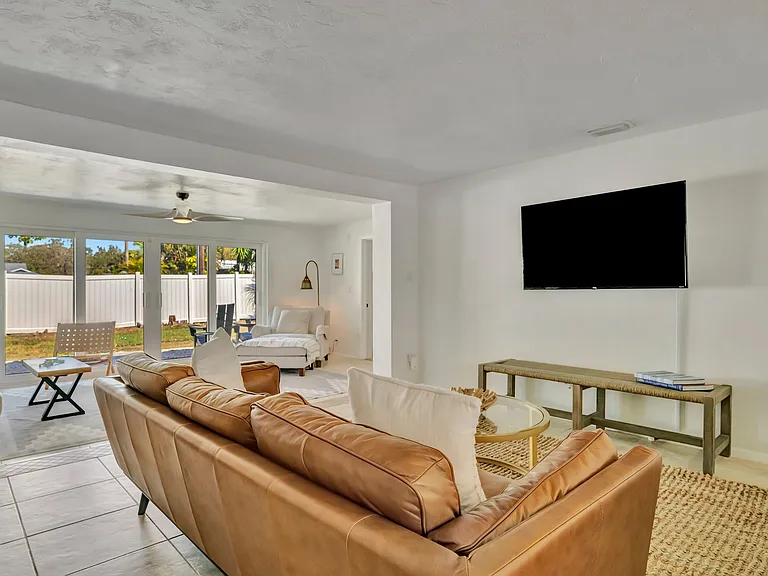 6426 Colonial Dr — Photo 10