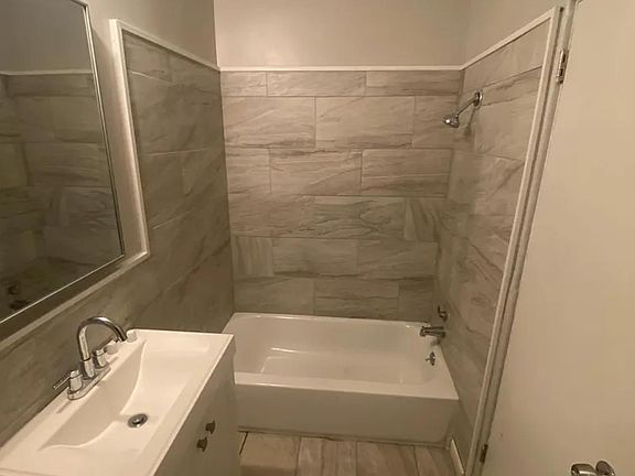 3rd image of 2121 Linden Ave