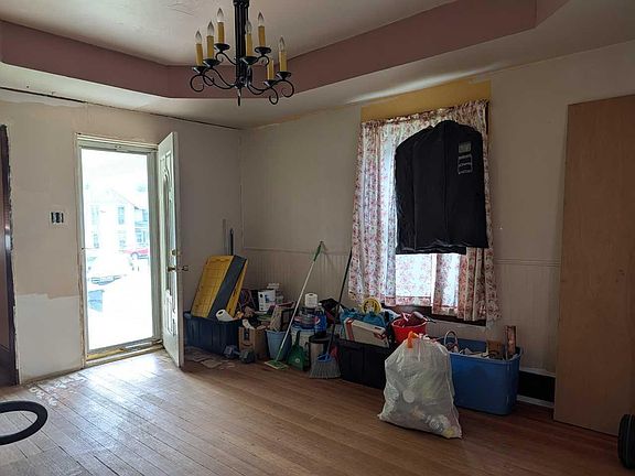 4th image of 315 E 9th St