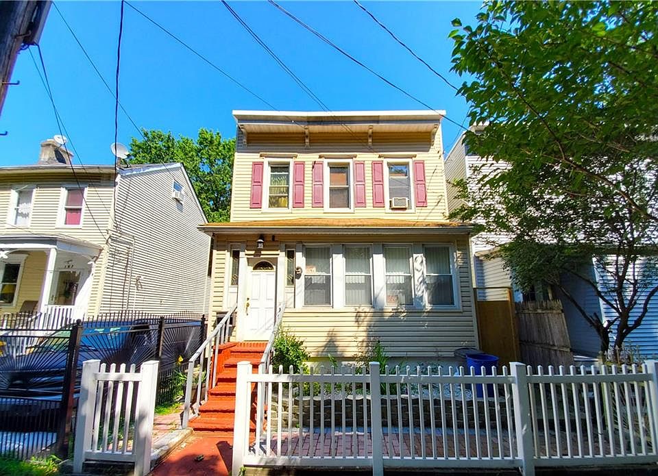 1st image of 161 York Ave