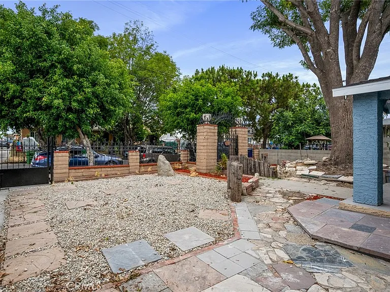 1516 E Young St — Photo 16
