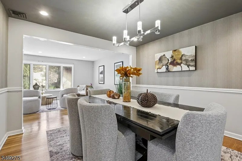 4 bed, 2.5 bath, 2380 sqft, $4,800 — Photo 3