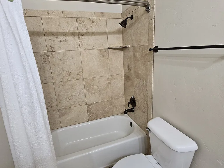 358 E Wayne Ct — Photo 10