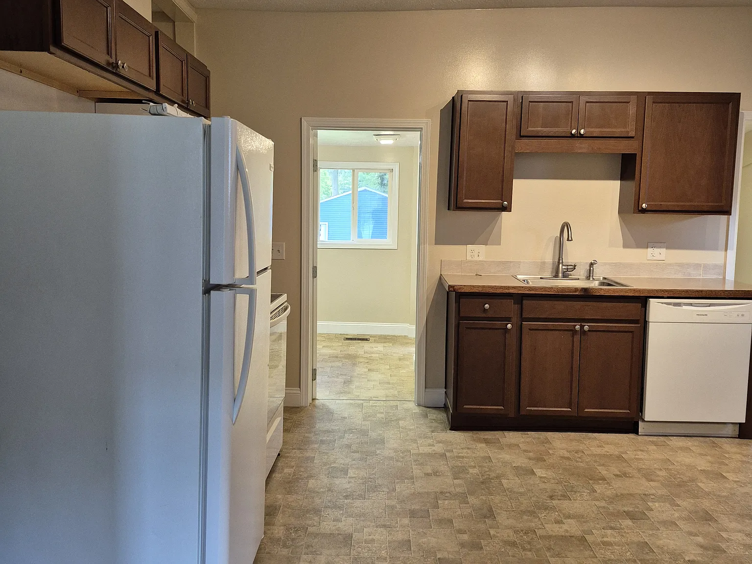 3 bed, 1200 sqft, $1,500 — Photo 2