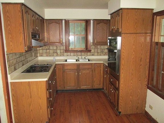 2nd image of 820 W 5th St