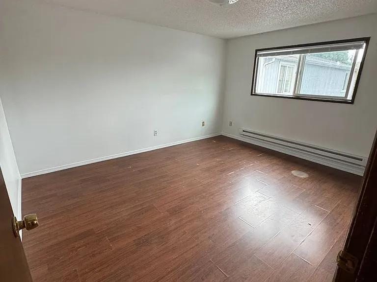 910 8th Ave — Photo 11