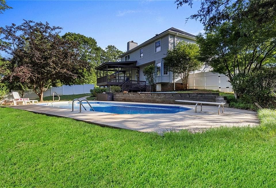 1st image of 612 Walnut Way