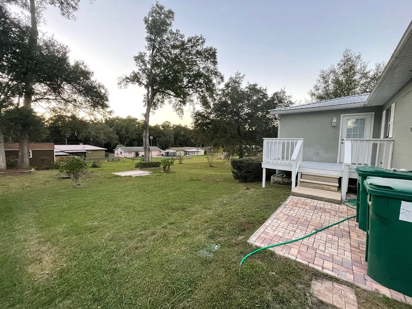 Beautiful 2/2 with bonus room and large yard, new floors, and updated bathrooms! — Photo 2