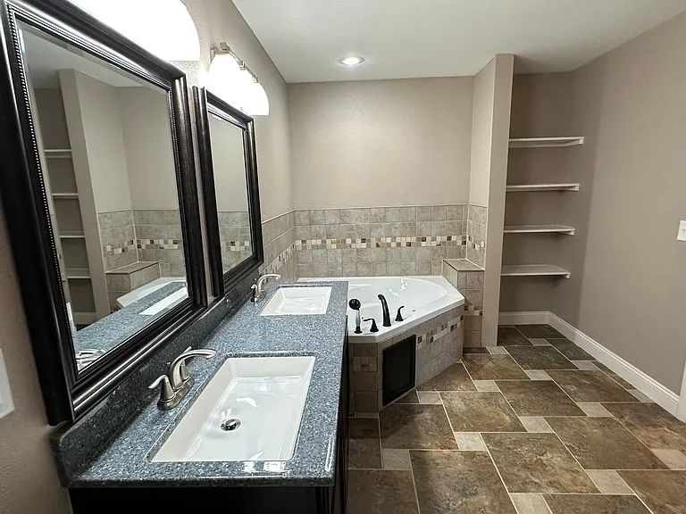 333 Lyle Curtis Cir — Photo 32