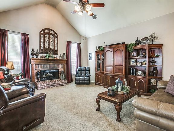 4th image of 920 Sunset Hill Dr