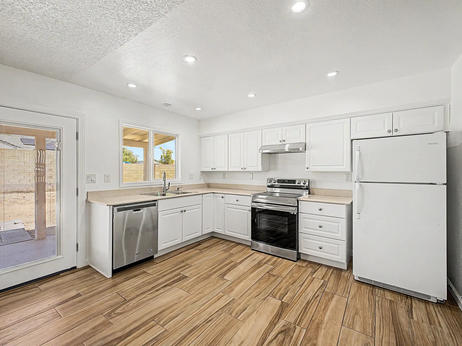3 bed, 1085 sqft, $1,995 — Photo 4
