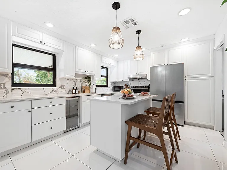1010 NW 76th Ave — Photo 11