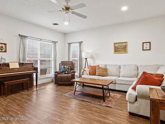 5th image of 328 Waterfall Way