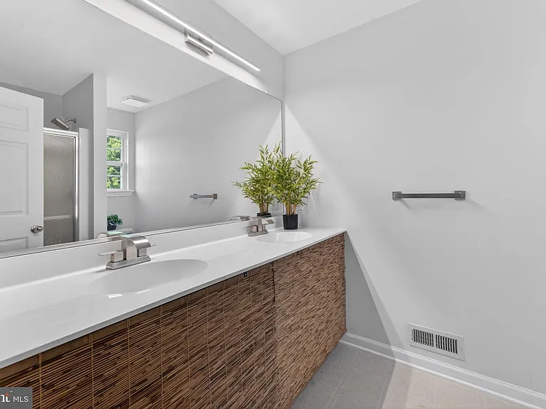 33 Lindley Dr — Photo 14