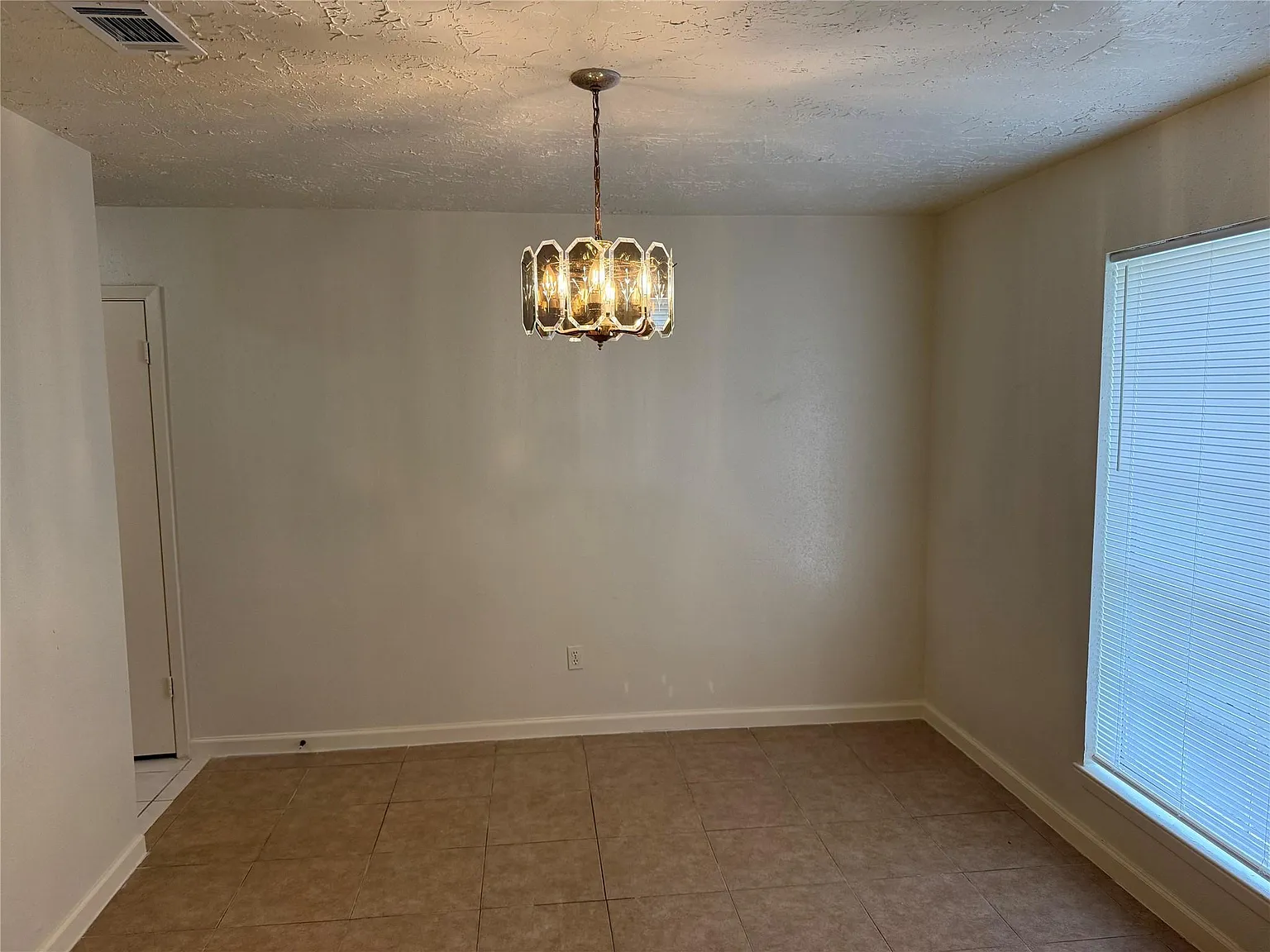 3 bed, 2.0 bath, 1714 sqft, $1,750 — Photo 2