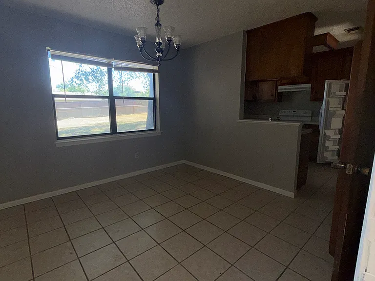933 Edwards St — Photo 15