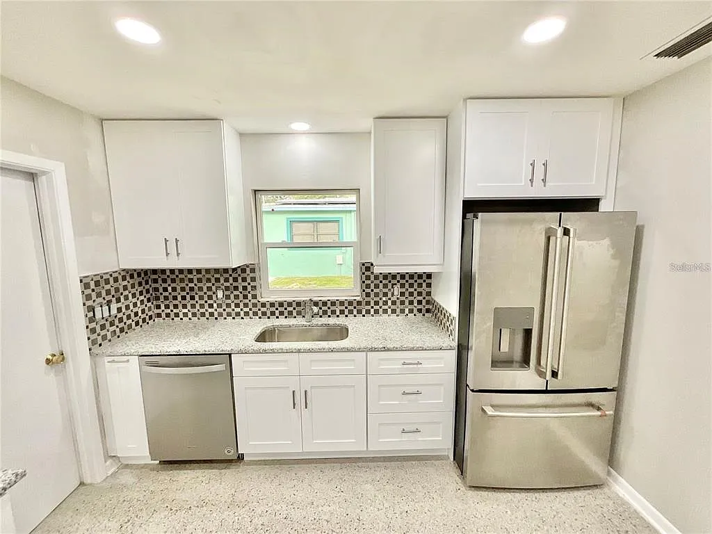 4 bed, 2.0 bath, 1500 sqft, $2,500 — Photo 4