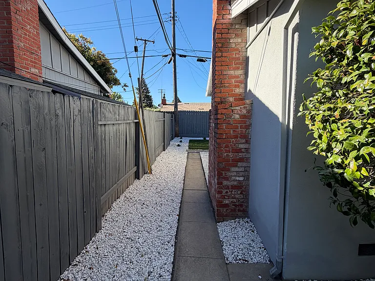 courtyard to backyard walkway