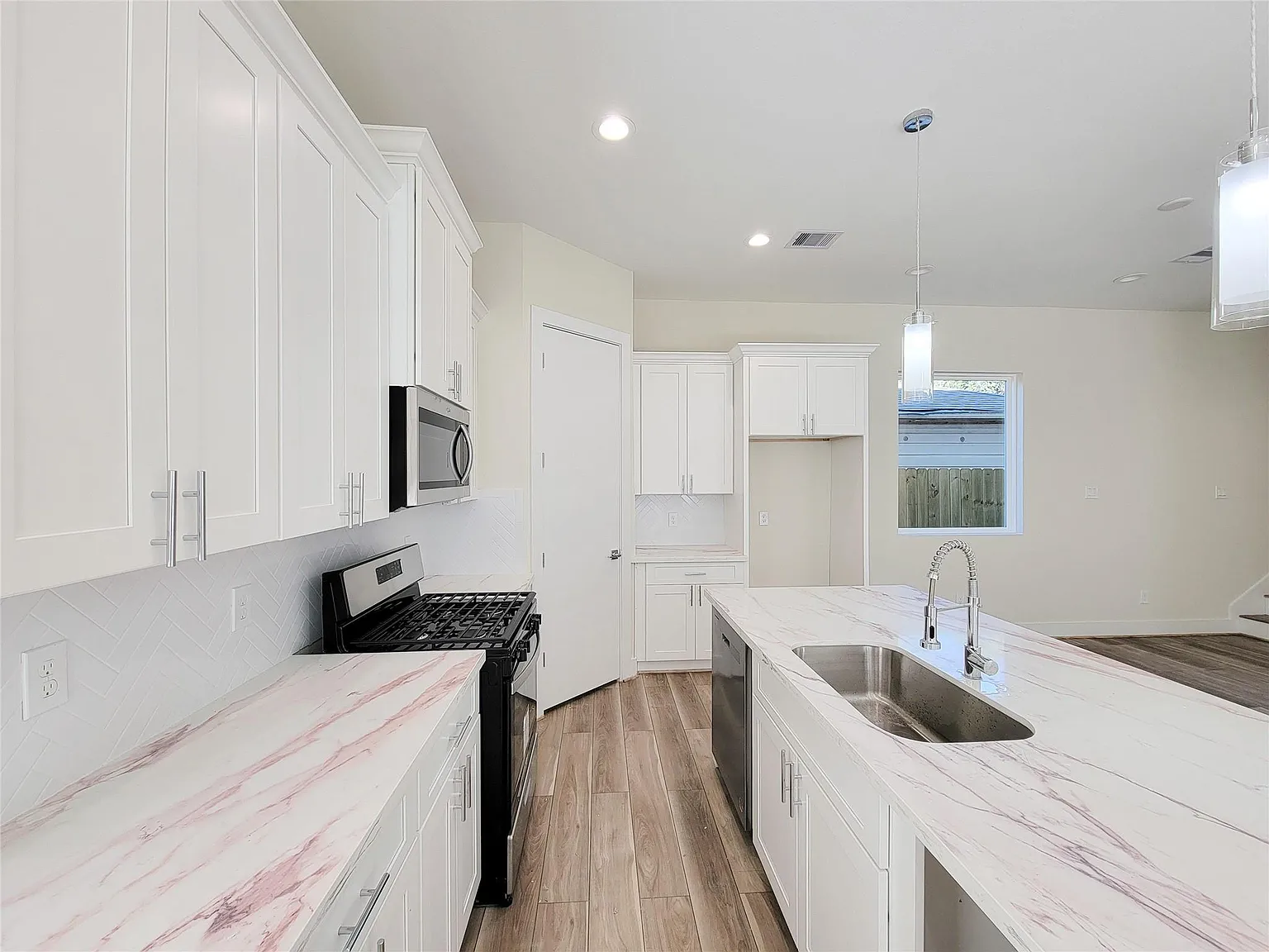 3 bed, 2.5 bath, 1961 sqft, $1,999 — Photo 1
