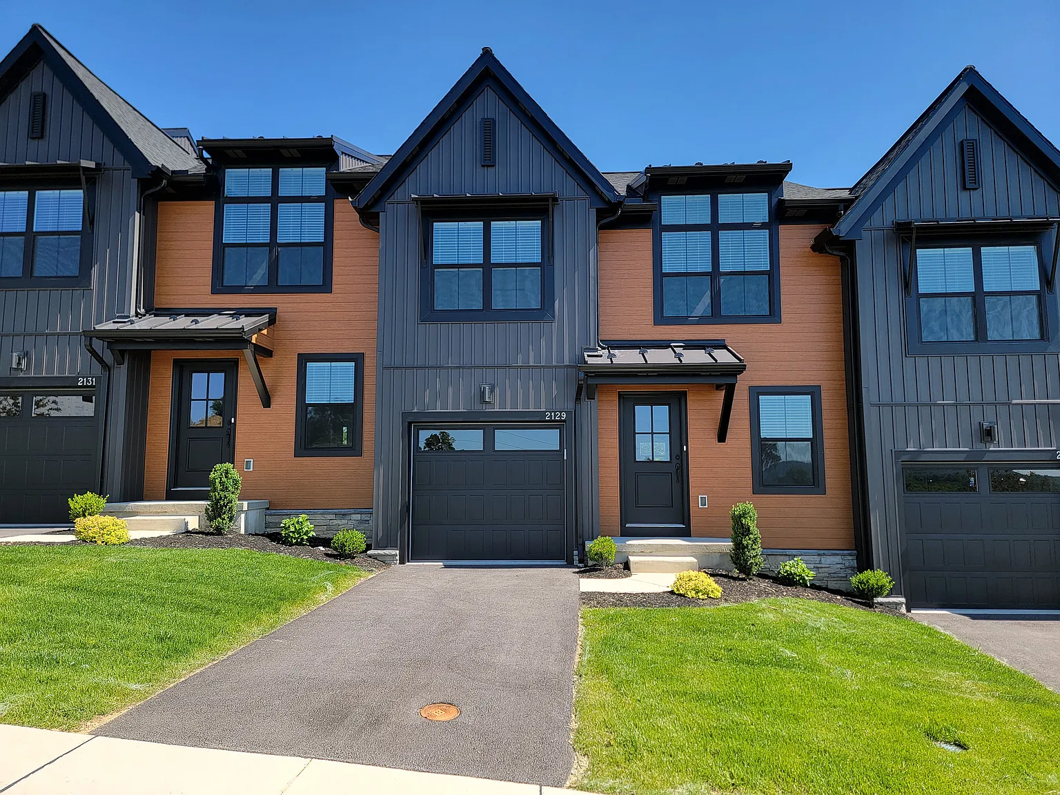 3 bed, 2.5 bath, 1940 sqft, $2,295 — Photo 1