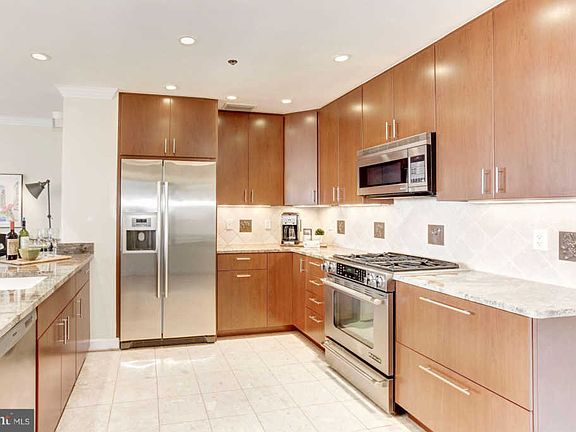 3rd image of 1276 N Wayne St #Penthouse 23