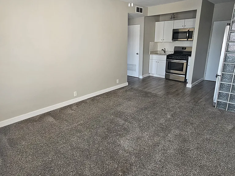105 E North St #4 — Photo 3