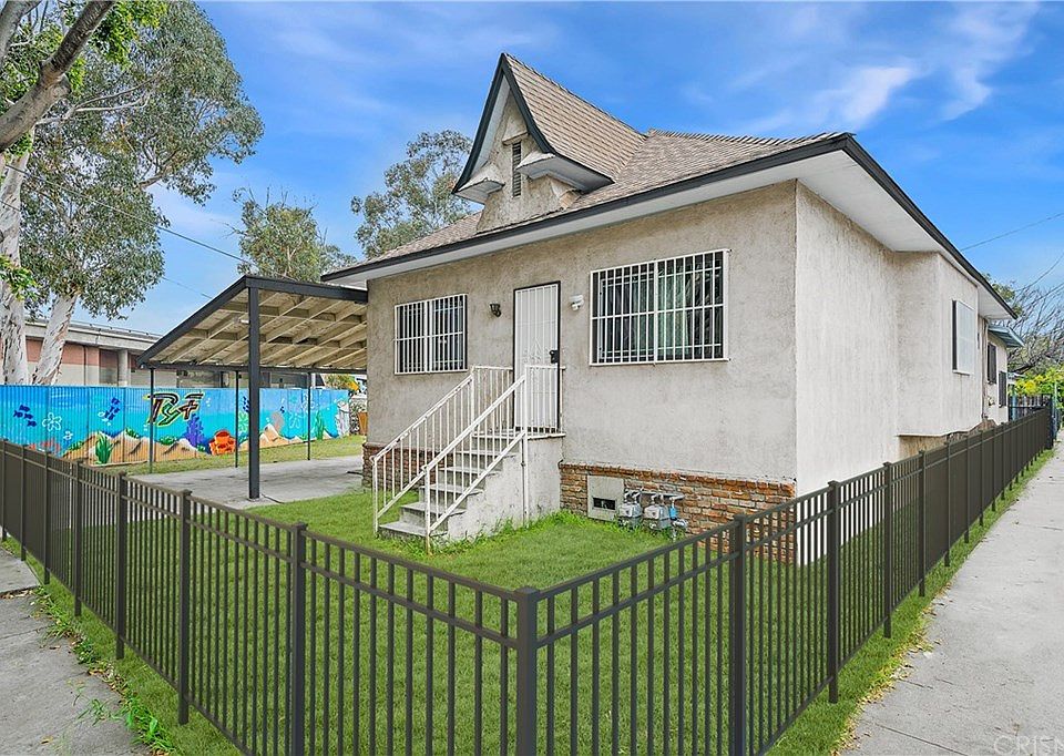 1st image of 906 W 17th St