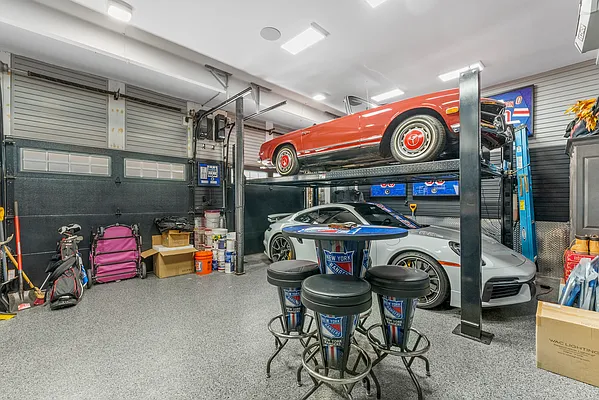 Sold by PRENDAMANO REAL ESTATE | media 61
