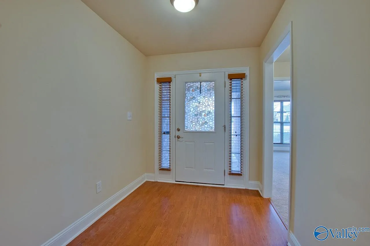 3 bed, 2.0 bath, 2001 sqft, $2,400 — Photo 3