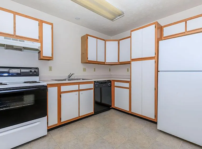Regency Court Apartments — Photo 22