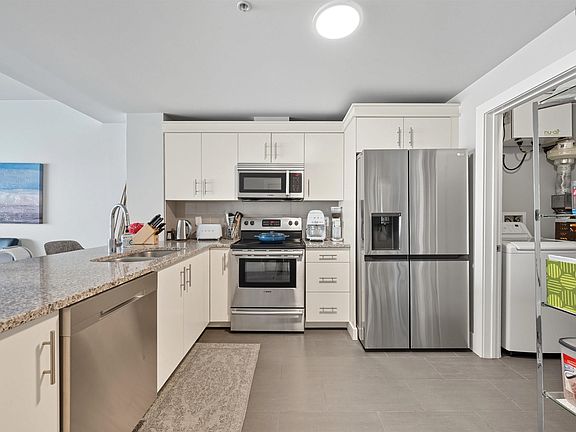 2nd image of 15 Kings Wharf Pl #501